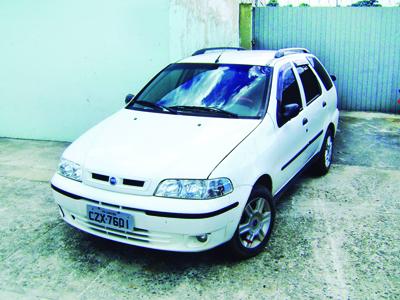 Armado com espingarda rouba veículo