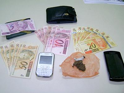 Usuários de droga flagrados no Cemitério