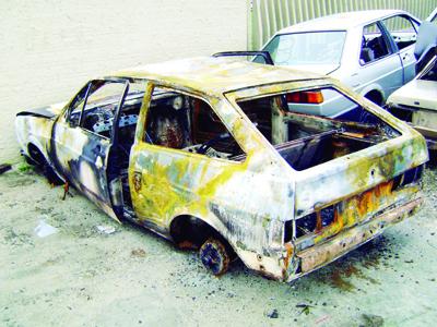 Carro queimado no Jardim Rondinha