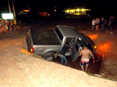 Motorista cai em buraco na BR-277