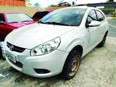 Veículo roubado é encontrado no Rio Verde