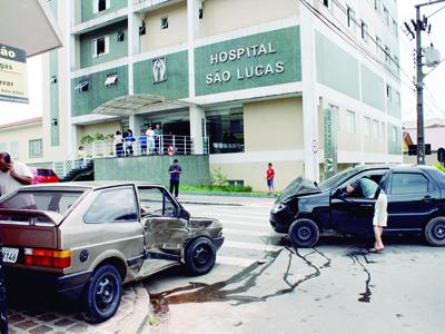 Acidente deixa três feridos no Centro