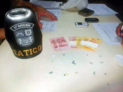Tático apreende drogas no Partênope