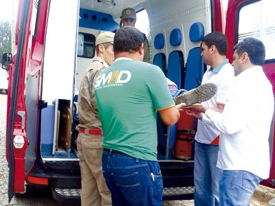 Homem é prensado por caminhão