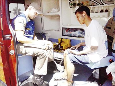 Motociclista sofre queda ao ser fechado por veículo fujão