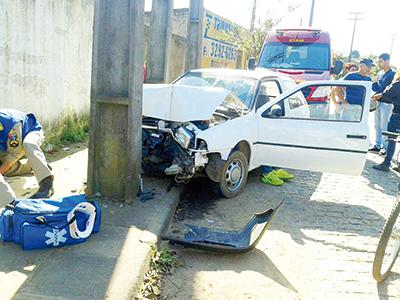Veículo colide em poste e duas pessoas ficam feridas