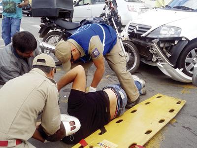 Colisão entre moto x carro no Centro