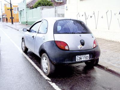 Carro furtado é encontrado no centro
