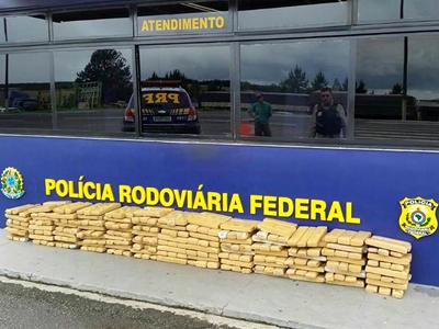PRF apreende 300 quilos de maconha em carro com logomarca de emissora de TV