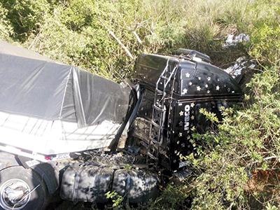 Caminhoneiro de Campo Largo escapa ileso de grave acidente em Palmeira