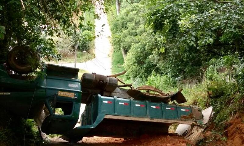 Caminhão não vence subida e capota por várias vezes