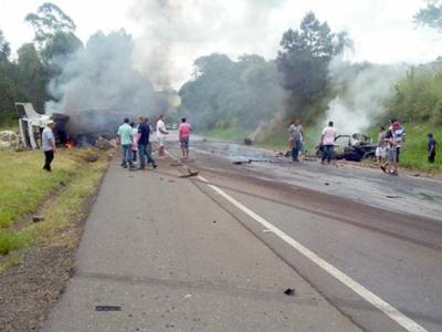 Caminhão pega fogo em Arapoti e deixa dois mortos em veículo de Campo Largo