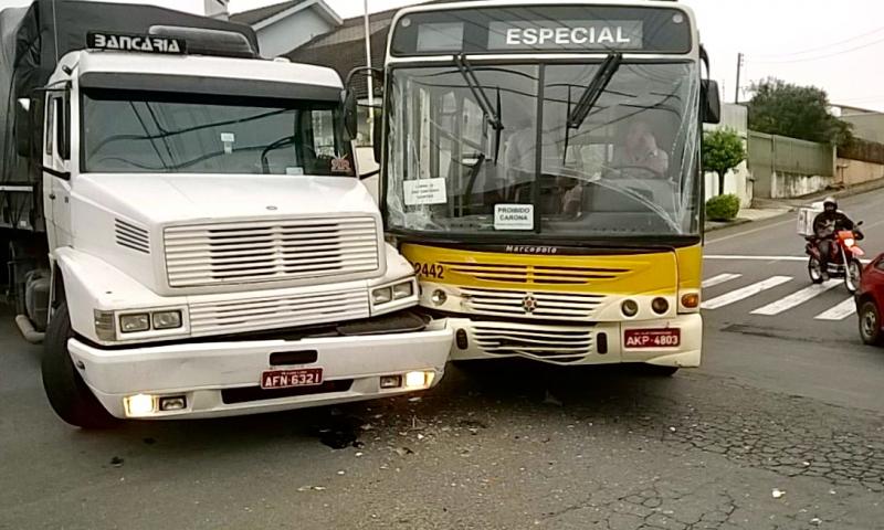 Uma jovem ferida em colisão entre caminhão e Escolar