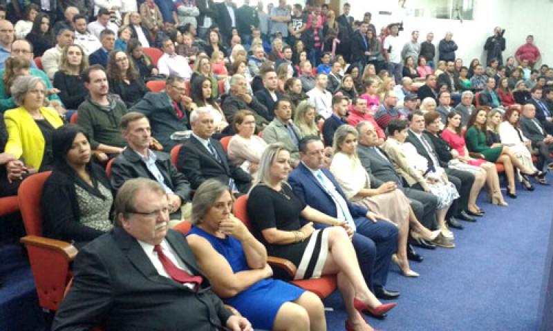 Prefeito e vereadores eleitos são diplomados na Câmara Municipal