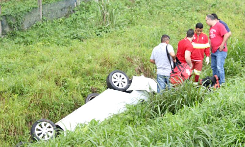 Carro roubado em Curitiba encontrado dentro de valeta 