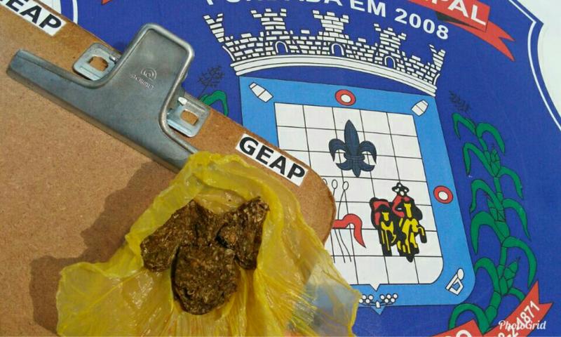 Indivíduo preso pela GM com droga na Praça da Matriz