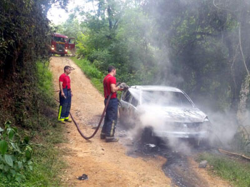 Sandero encontrado em chamas na Estrada do Cerne