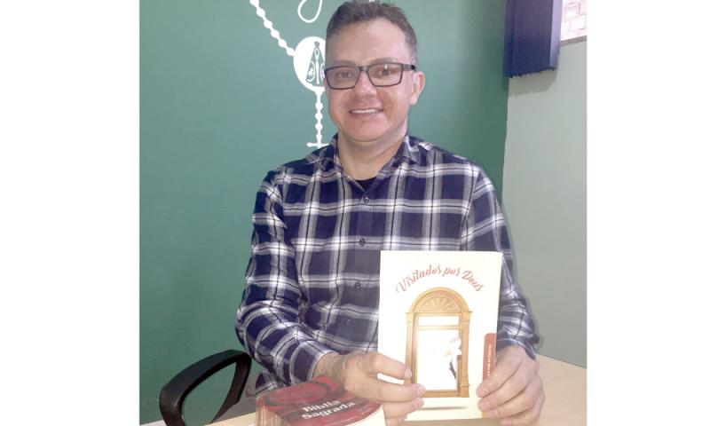 Padre Aguinaldo lança seu primeiro livro