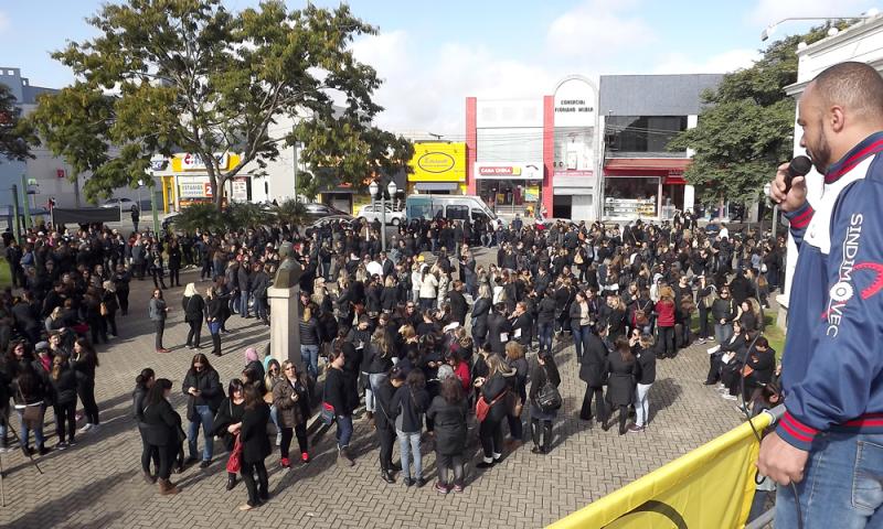 Trabalhadores em greve realizam ato na Praça Getúlio Vargas
