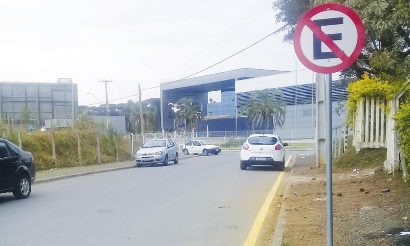 Motoristas devem respeitar faixa de proibido estacionar no entorno do Hospital