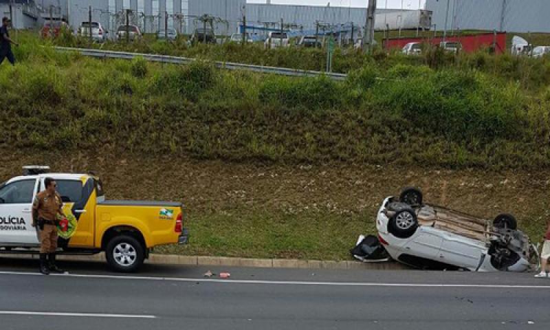 Peugeot tomba no km 120 com vítima leve