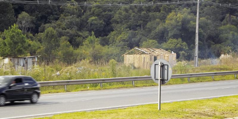 Área de invasão às margens da BR-277 preocupa autoridades