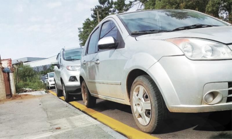 Estacionamento irregular é quase rotina próximo ao Rocio
