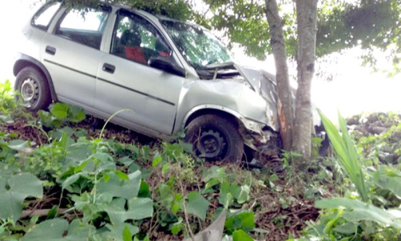 Motorista socorrido pelo Siate em colisão na Estrada da Jazida
