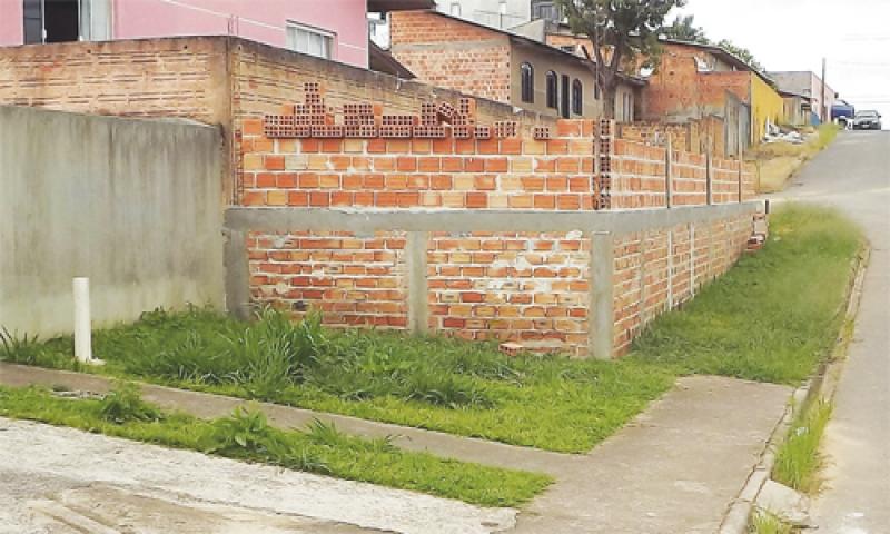 Prefeitura embarga obra que estava sendo erguida na calçada