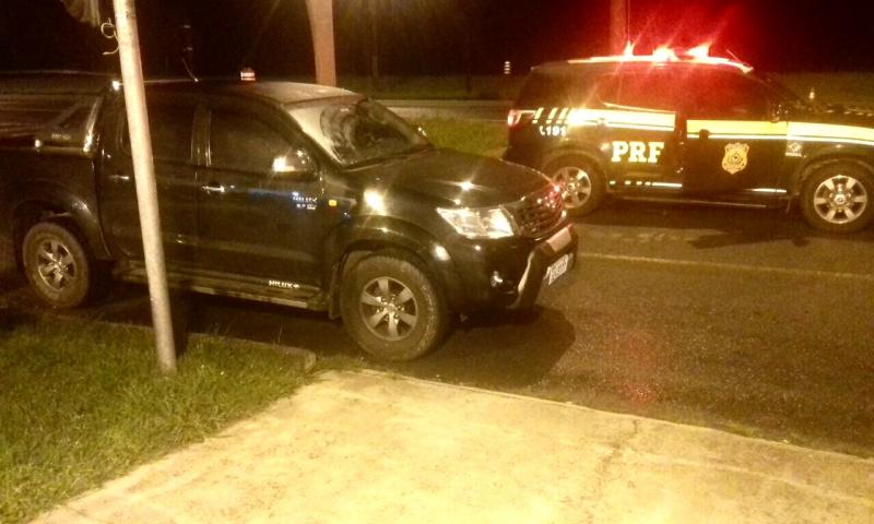 Casal preso pela PRF com a Hilux furtada na Vila Bancária  