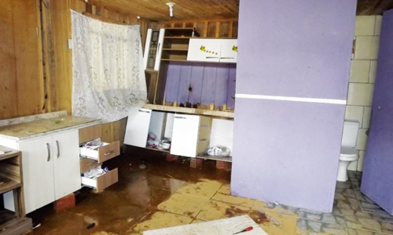 Encosta cede no Razera e casa é interditada pela Defesa Civil