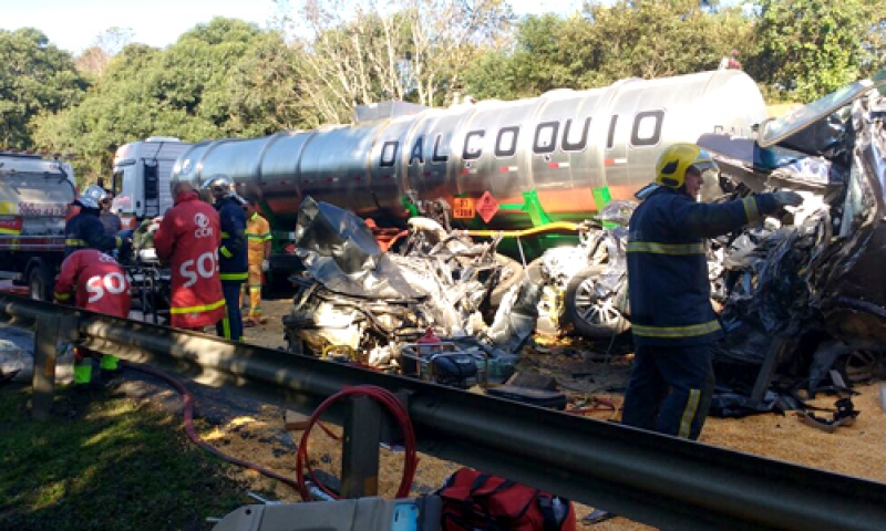 Seis mortes confirmadas em grave acidente na BR277