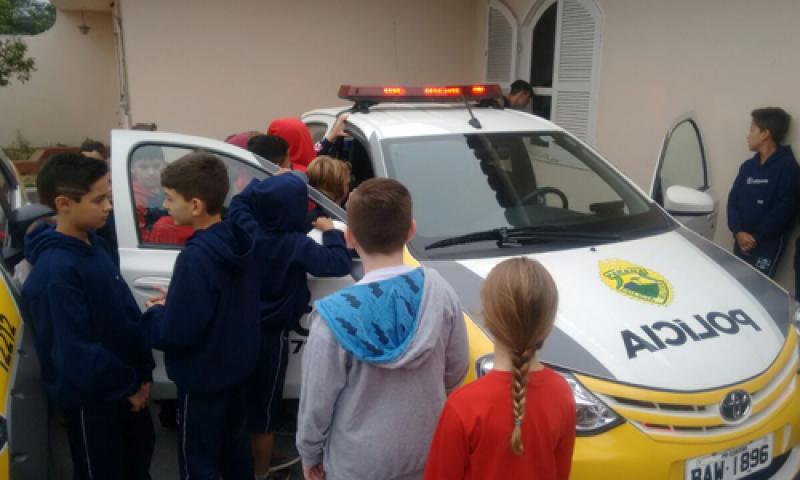 Alunos homenageiam a Polícia Militar 