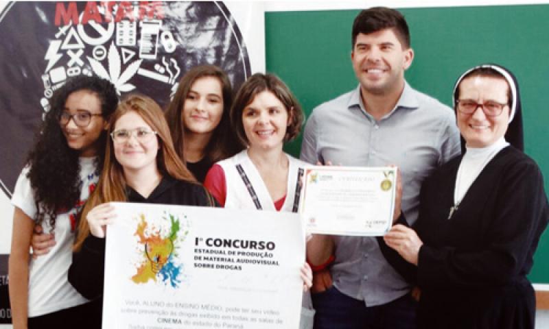 Alunas do CESF recebem prêmio em concurso promovido pelo Estado