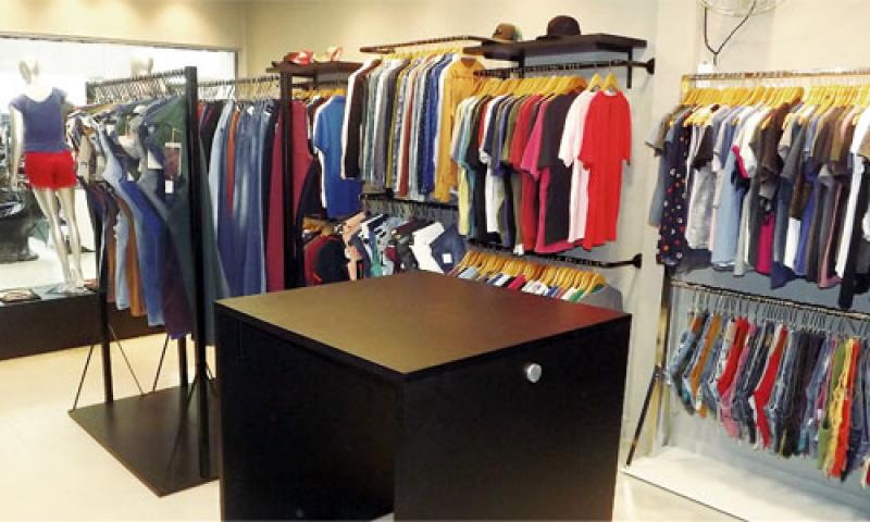 Roupas com estampas de jogos, bandas de rock e Super Heróis na República XV