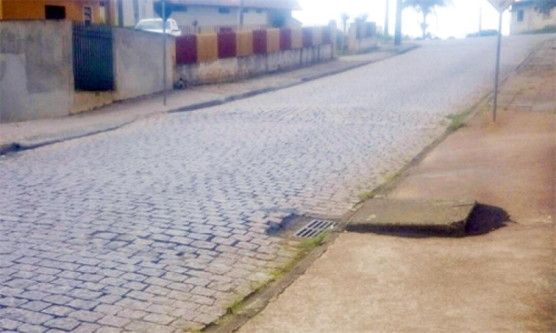 Alcebíades Affonso Guimarães tem paralelepípedo escorregadio