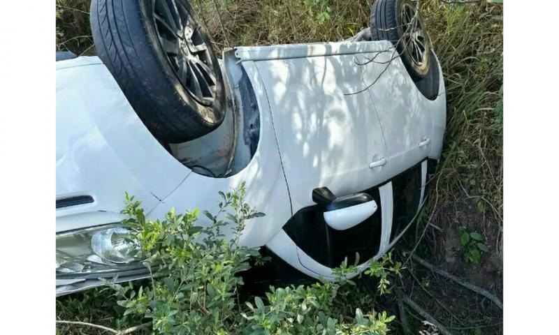 Veículo capotado fora da pista na Estrada de Balsa Nova