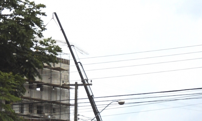 Acidente em prédio em construção causa falta de energia