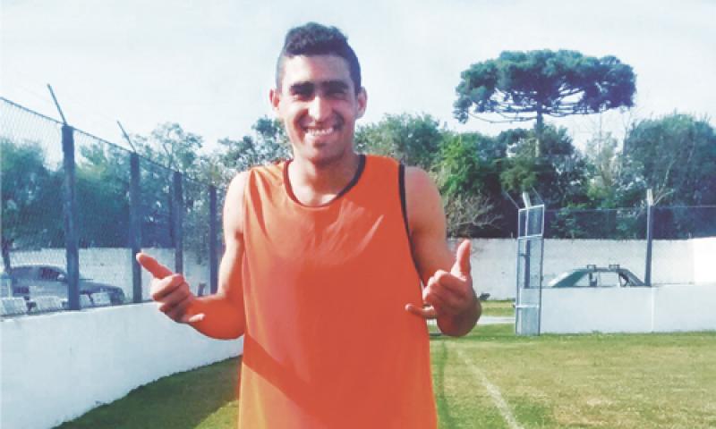 Atleta campo-larguense pede patrocínio para jogar futebol profissional
