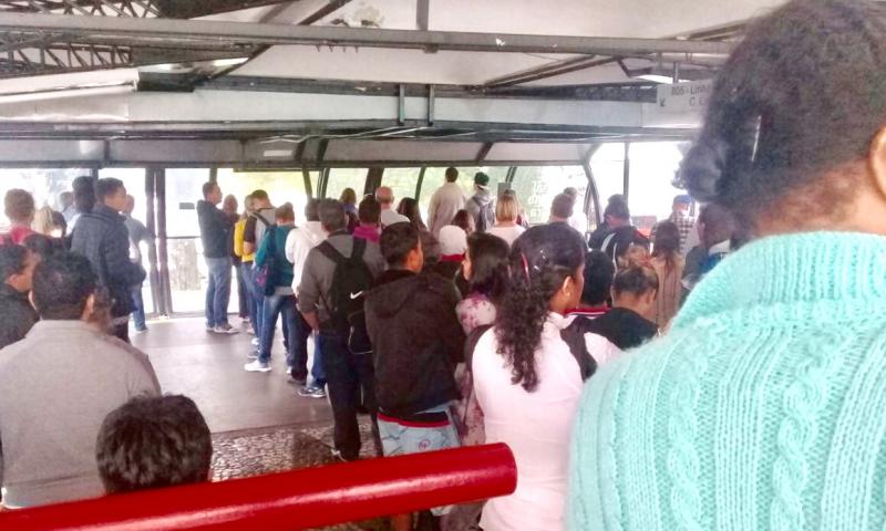 Diminuição no número de ônibus gera filas em terminais, tubo e pontos