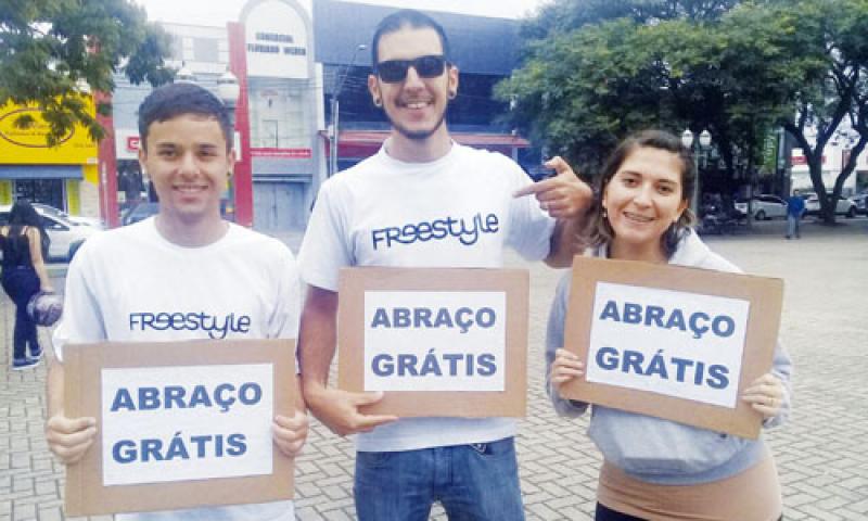 Abraços gratuitos e a necessidade do amor ao próximo