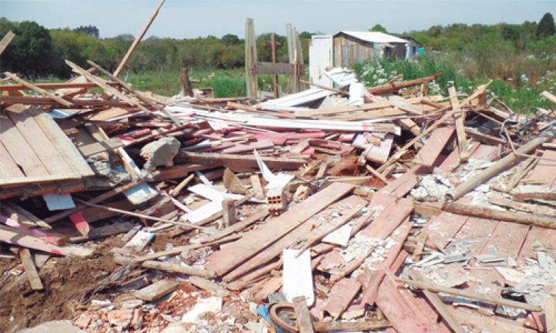 Casas demolidas e moradores de loteamento nos Pessegueiros sem ter para onde ir