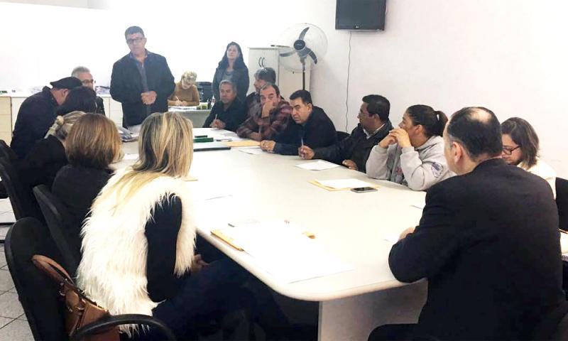 Reunião tumultuada e novo presidente