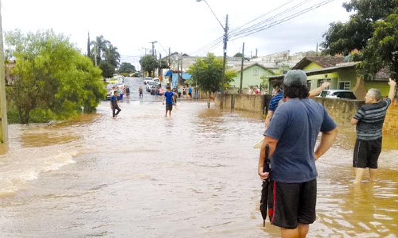 Chuva assusta e traz prejuízos aos moradores do Ferrari