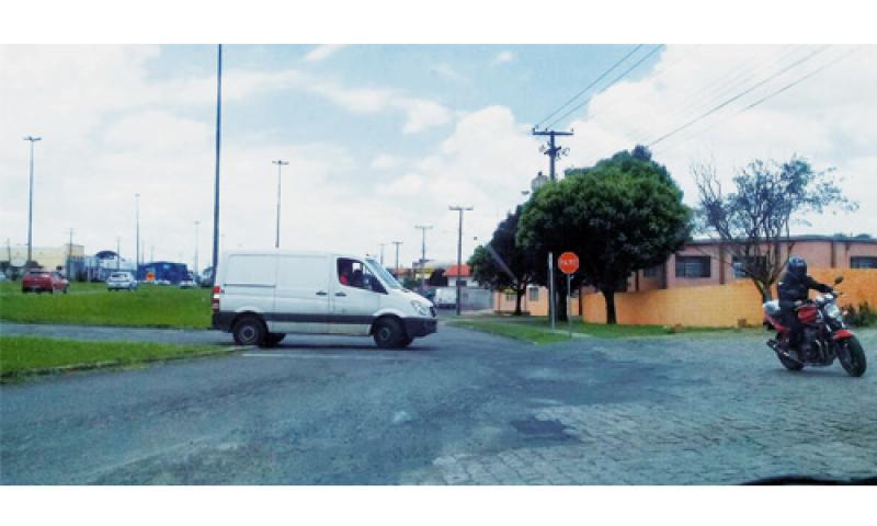 Motoristas realizam conversão proibida na antiga BR-277