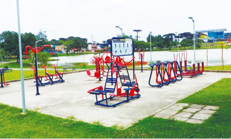 Atletas amadores pedem barras de flexão nos parques