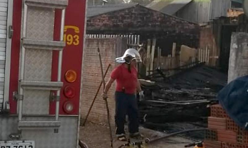 Residência consumida pelo fogo no Itaqui