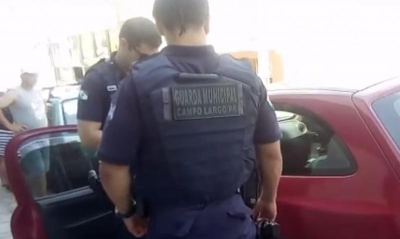 Criança deixada no carro causa comoção de transeuntes no centro