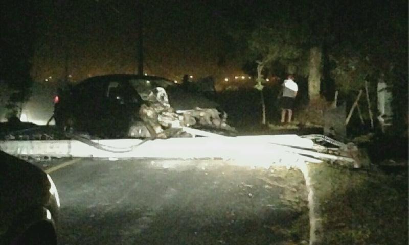 Veículo derruba poste e deixa uma mulher ferida