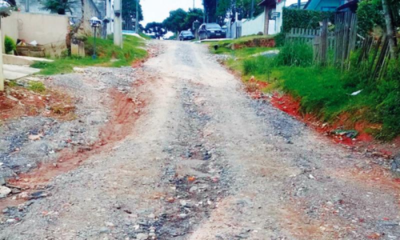 Chuvas deixam ruas esburacadas e valetas em vários pontos da cidade